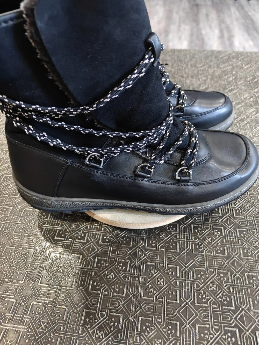 Wanderlust Danette Black Winter Ankle Boots with Gray Shearling Cuff Size 10